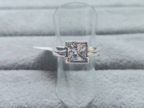 DISCOUNT!! Silver Solitaire Ring