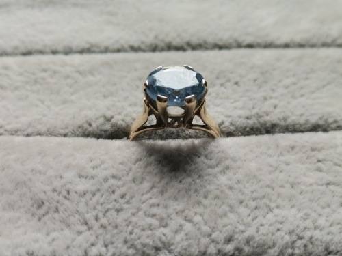 Gorgeous 9ct Gold Ring