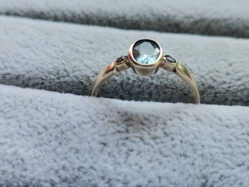 Pretty 9ct Gold Aquamarine Ring
