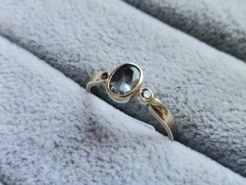 Pretty 9ct Gold Aquamarine Ring