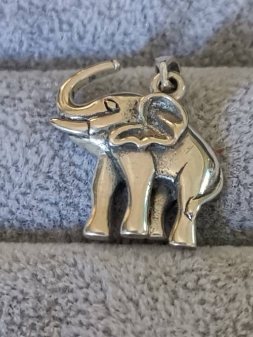 **R1 Auction** Silver Elephant Pendant