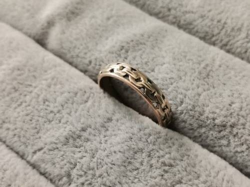 Unique 9ct Gold Ring
