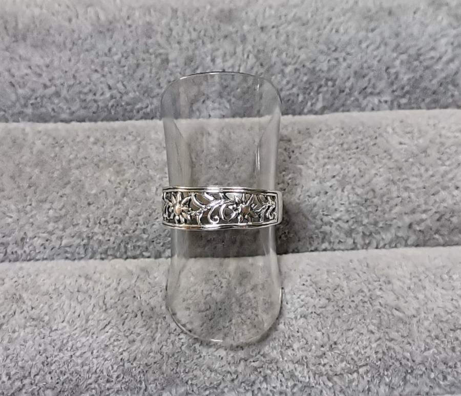 *R1 Auction* Silver Flower Ring