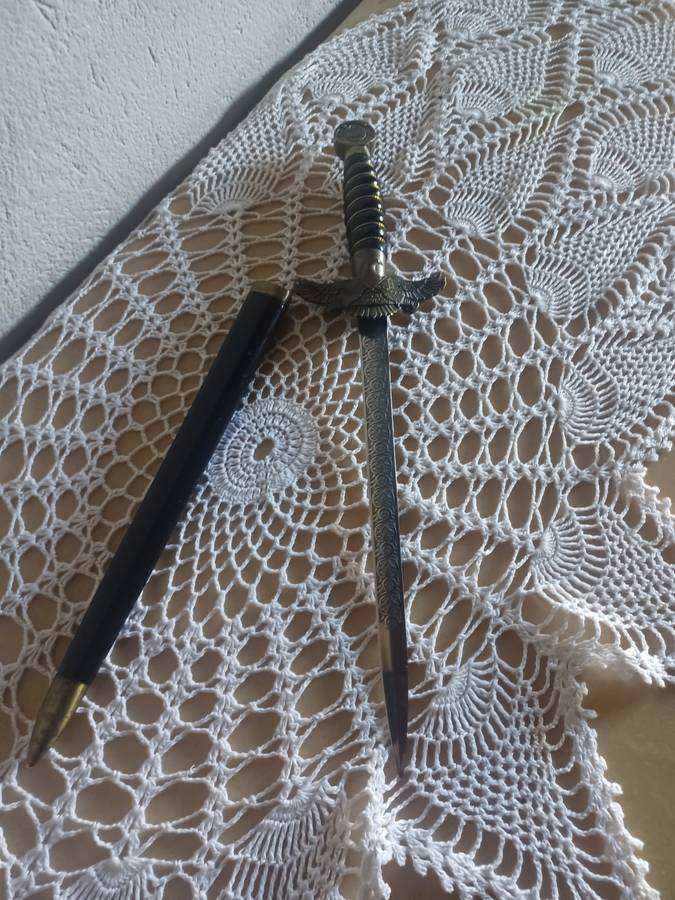 STUNNING ANTIQUE DISPLAY OFFICER SWORD