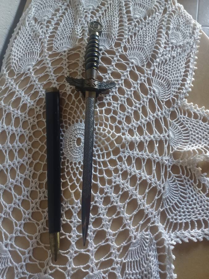 STUNNING ANTIQUE DISPLAY OFFICER SWORD