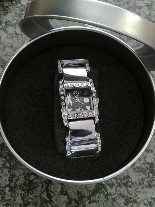 WACKY R1 AUCTION!!!! SEXY STYLISH LADIES FARAH WATCH!!! BRAND NEW!!!