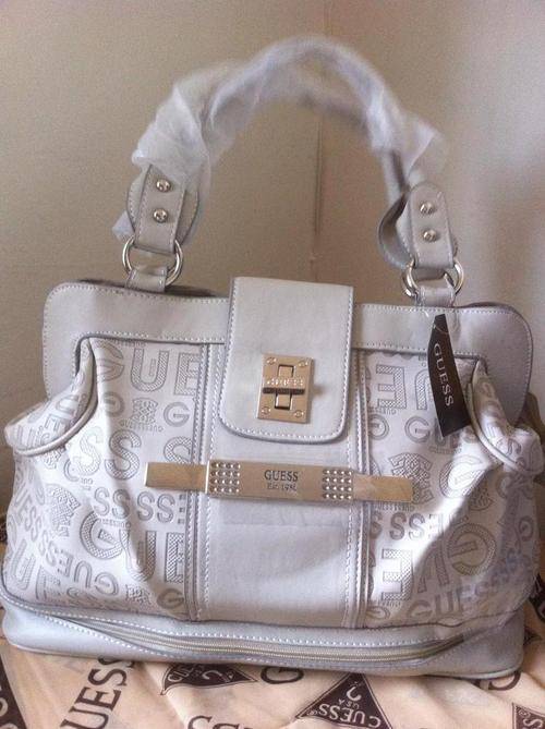 GUESS comes with dust bag.