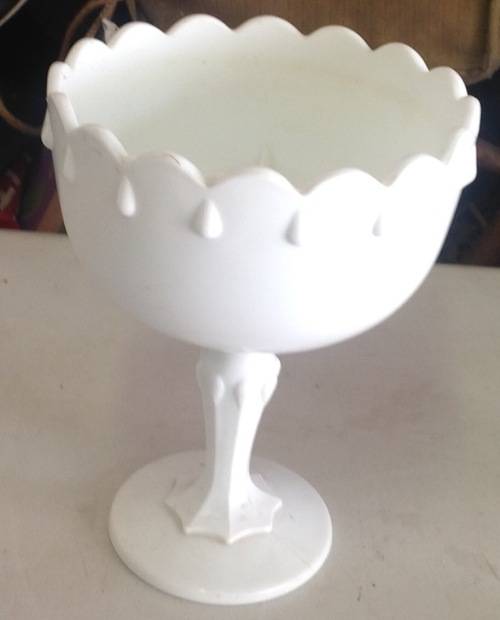 20cms MILK GLASS VASE IN MINT CONDITION. Postage R65. WE COMBINE ITEMS.