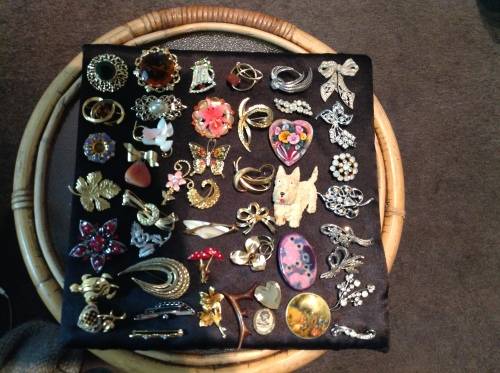 46 ASSORTED BROOCHES SOME ARE DIAMANTÉ  IN GOOD CONDITION.