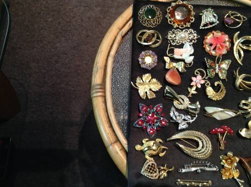 46 ASSORTED BROOCHES SOME ARE DIAMANTÉ  IN GOOD CONDITION.