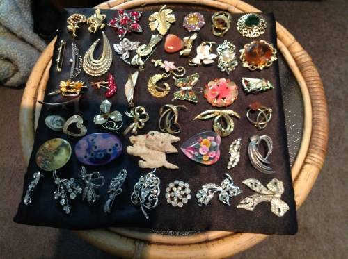 46 ASSORTED BROOCHES SOME ARE DIAMANTÉ  IN GOOD CONDITION.