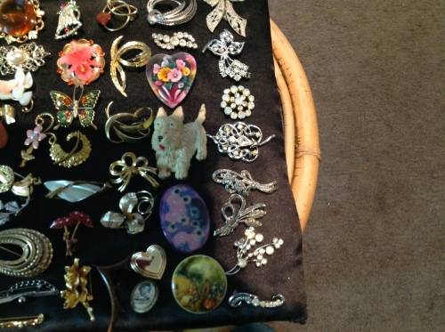 46 ASSORTED BROOCHES SOME ARE DIAMANTÉ  IN GOOD CONDITION.