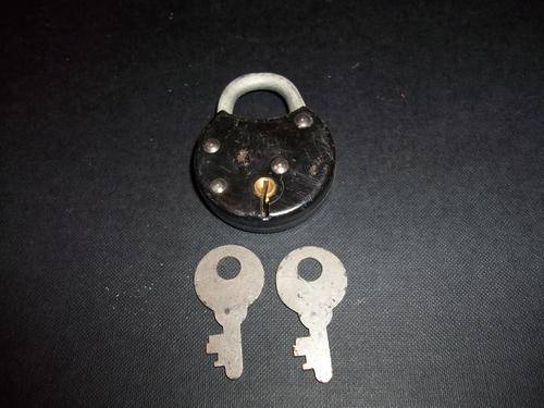 1950'S UNION PADLOCK AND 2 KEYS