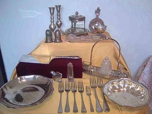 29 ASSORTED SILVER PLATE AND GLASS .