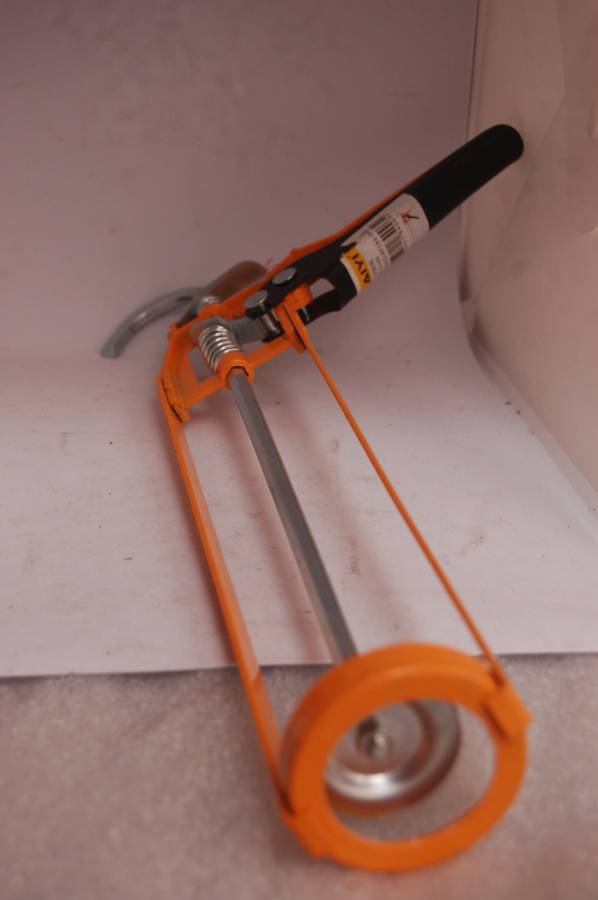 CAULKING GUN