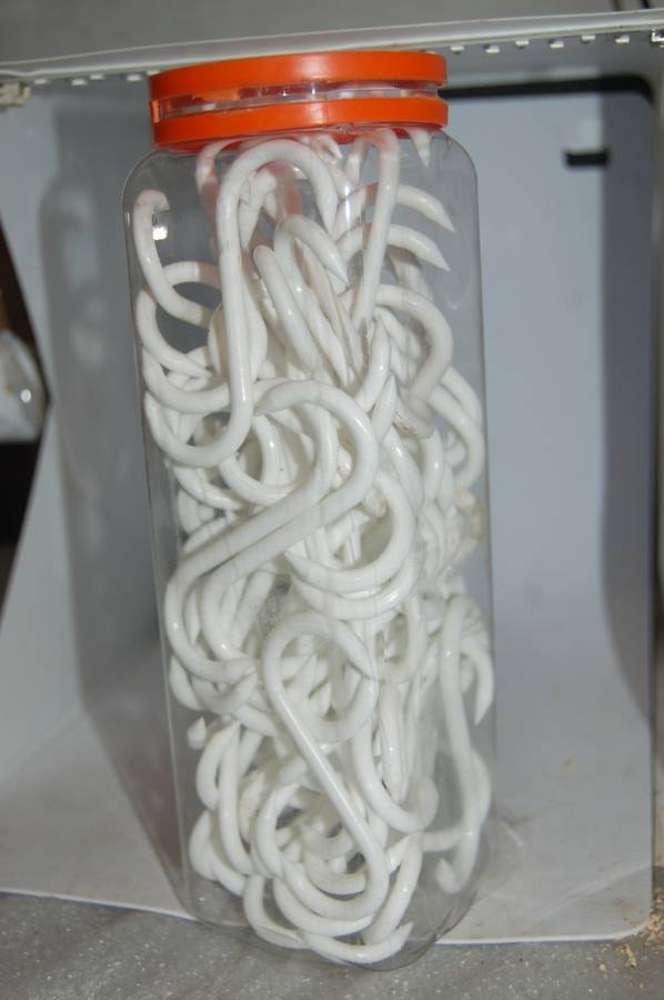 PLASTIC HOOKS WITH MULTIPLE USES WITH APPROXIMATELY 35 IN THE PACK
