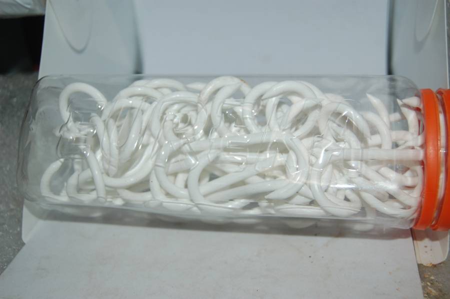 PLASTIC HOOKS WITH MULTIPLE USES WITH APPROXIMATELY 35 IN THE PACK