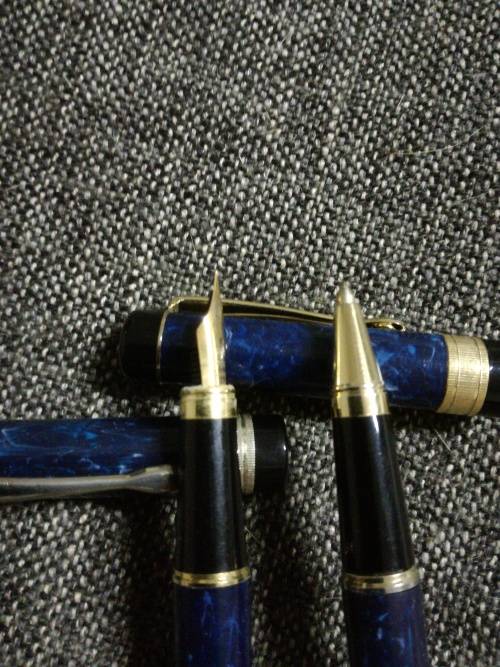VINTAGE ballpoint and fountain pen set.