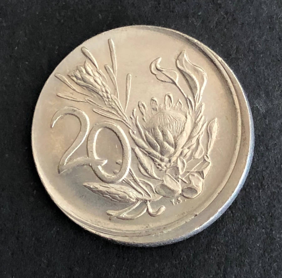 MAJOR MINT ERROR - 1983 20c COIN STRUCK OFF-CENTRE!