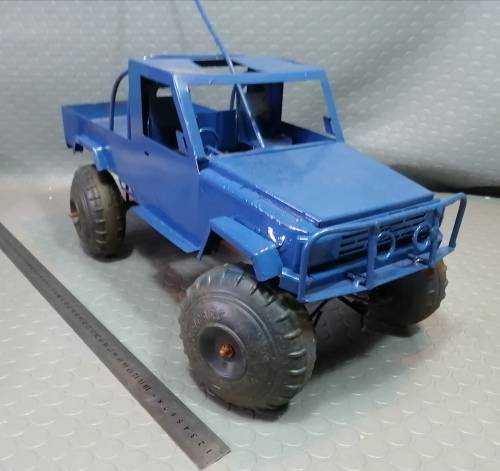 Very Large Solid steel Landrover with long steering arm.