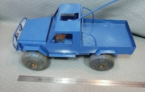 Very Large Solid steel Landrover with long steering arm.