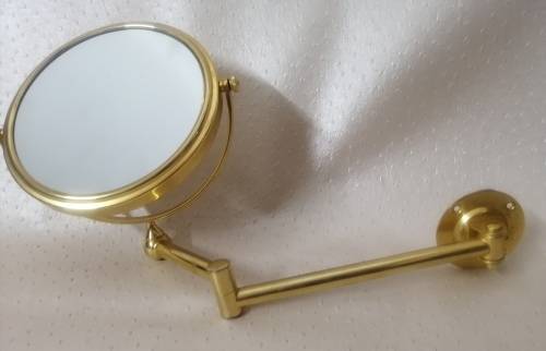 Stunning brass extendable wall mirror. (Brass in good condition)