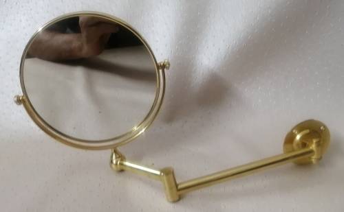 Stunning brass extendable wall mirror. (Brass in good condition)