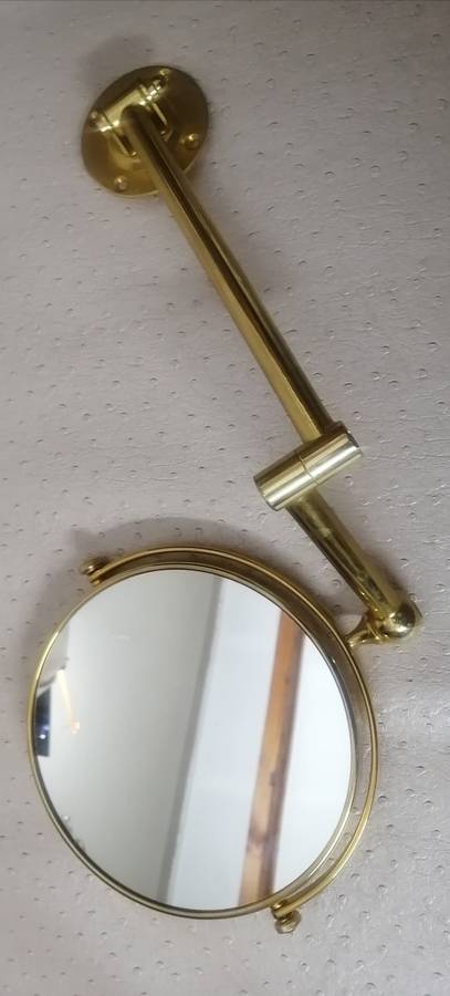 Stunning brass extendable wall mirror. (Brass in good condition)