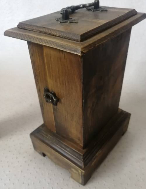 Stunning Wooden Mantel Clock (Working)