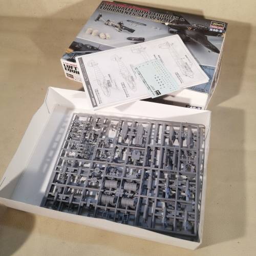 HASEGAWA HUBBY KIDS LUFTWAFFE PILOT FIGURES and EQUIPMENTS SET WWII - 1/48 MODEL KIT