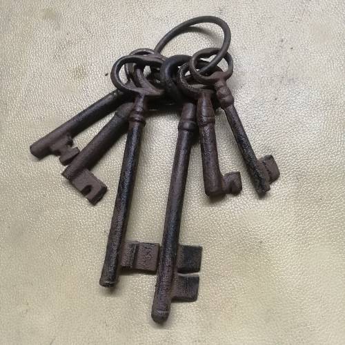 HIGHLY COLLECTABLE BUNCH OF CAST IRON KEYS