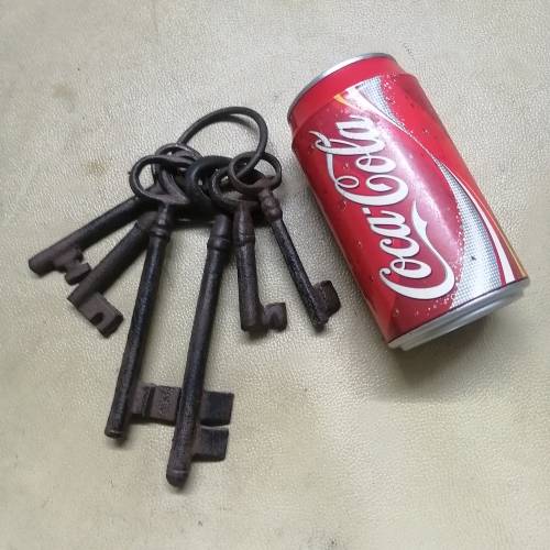 HIGHLY COLLECTABLE BUNCH OF CAST IRON KEYS