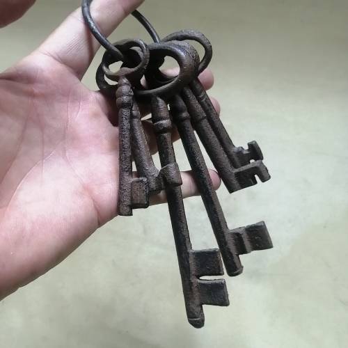 HIGHLY COLLECTABLE BUNCH OF CAST IRON KEYS
