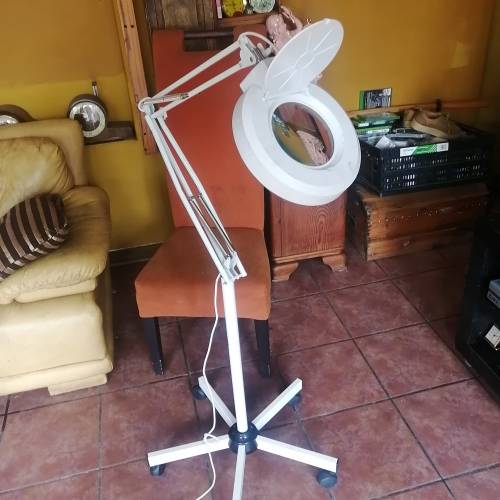 VERYLARGE RIBALTA MAGNIFYING LAMP (WITH STAND) - LED - LIGHTS (MINT COBDITION)