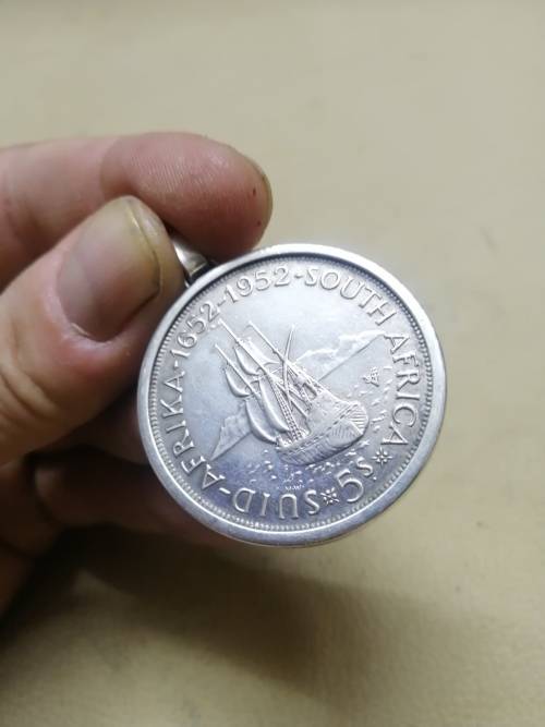 925 STERLING SILVER PENDANT WITH A 1952 FIVE SHILLING GEORGE VI COIN MOUNTED