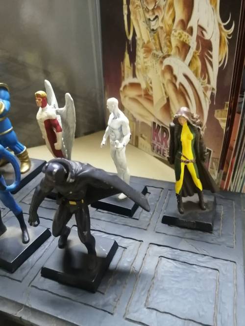 MARVEL LEAD FIGURINE COLLECTION & STAND WITH ALL THE BOOKS