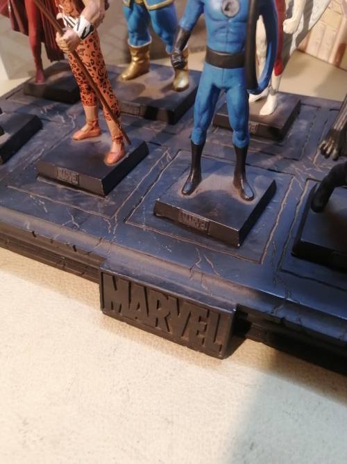 MARVEL LEAD FIGURINE COLLECTION & STAND WITH ALL THE BOOKS