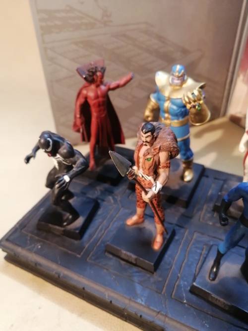 MARVEL LEAD FIGURINE COLLECTION & STAND WITH ALL THE BOOKS