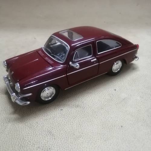 MAISTO NO 1329 - 1967 VOLKSWAGEN 1600 FASTBACK - 1/25 DIE CAST