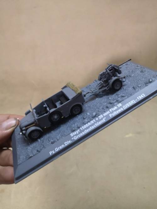 MAGNIFICENT DETAILED DIE CAST MILITARY VEHICLE IN A DISPLAY CASE 8 OF 10