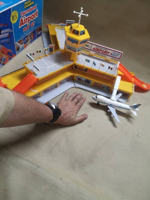 VINTAGE VERY LARGE 1980`S ROAD CHAMPS INTERNATIONAL AIRPORT PLAYSET IN BOX