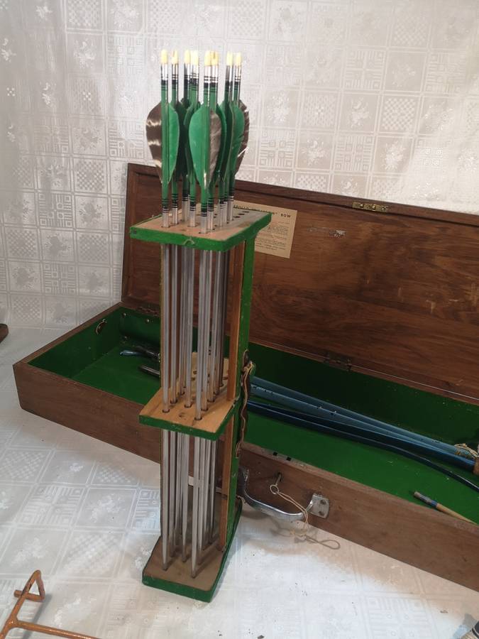 MAGNIFICENT ACCLES & POLLOCK 20TH CENTURY APOLLO ARCHERY SET (COMPLETE WITH 2 BOWS IN SET)