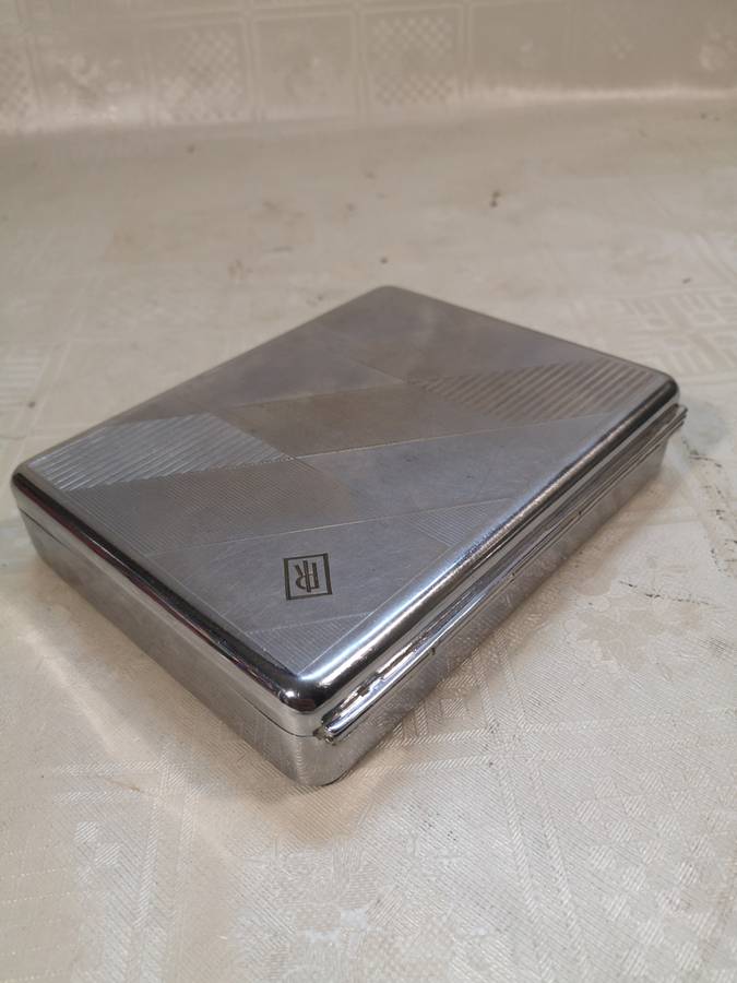 VINTAGE ARISTOCRAT SILVER PLATED CIGARETTE BOX WITH WOODEN LININGS