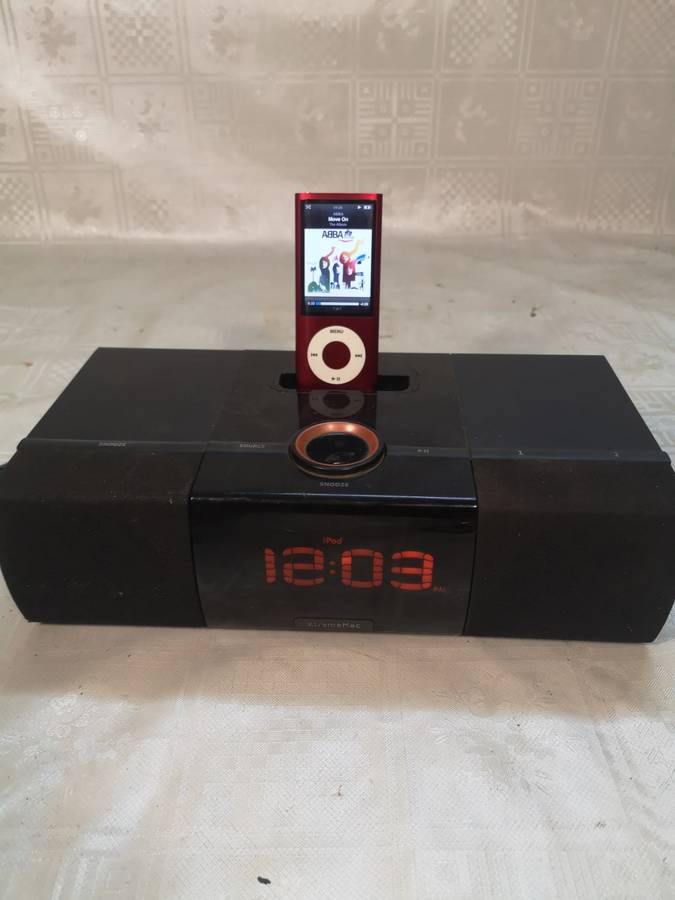 Luna SST XtremeMac alarm clock Docking Station With a Nano 5th Generation Ipod - 100% Working