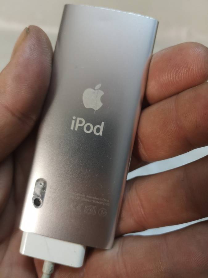 Apple Nano 5th Generation Ipod With a Incase Sports Arm Band - 100% Working