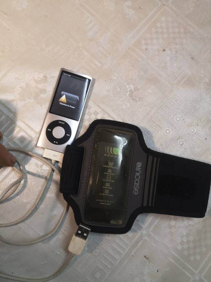 Apple Nano 5th Generation Ipod With a Incase Sports Arm Band - 100% Working