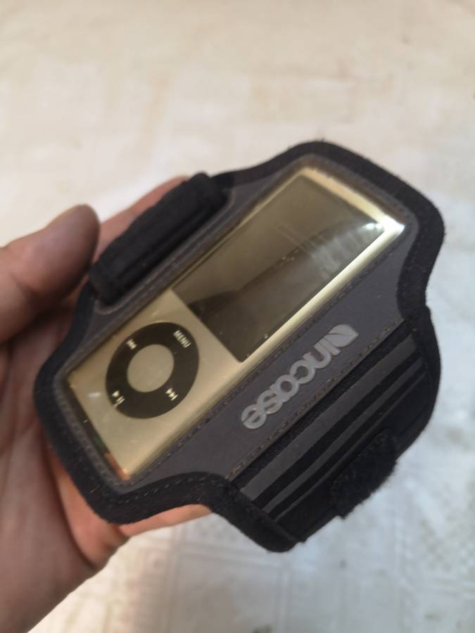 Apple Nano 5th Generation Ipod With a Incase Sports Arm Band - 100% Working