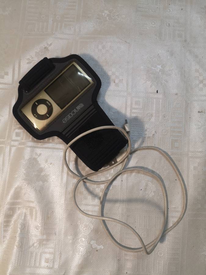 Apple Nano 5th Generation Ipod With a Incase Sports Arm Band - 100% Working
