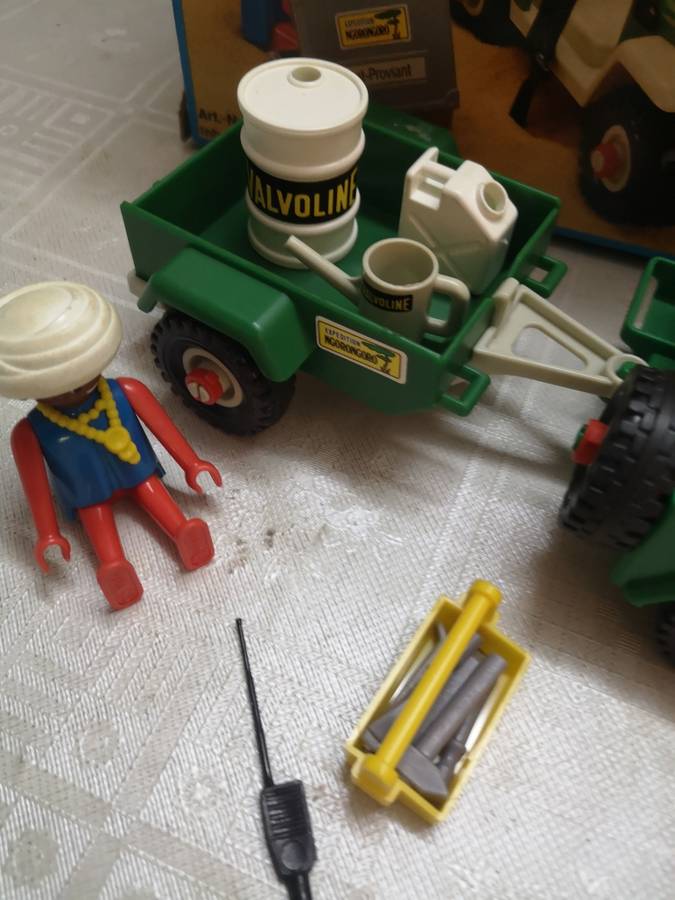 Vintage 1981`s Playmobil 3532v4 - Green jeep in the desert with Box