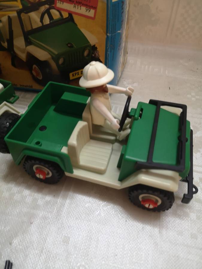 Vintage 1981`s Playmobil 3532v4 - Green jeep in the desert with Box